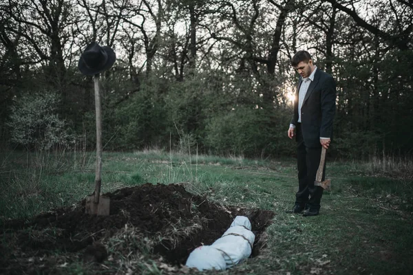 Šílenec Sekerou Proti Hrob Obětí Zabalený Plátně Koncept Sériového Vraha — Stock fotografie