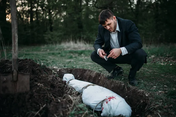 Manyak mezar, kanlı kurban sarılmış bir tuval, seri katil kavramı, gece suç korku, şiddete karşı