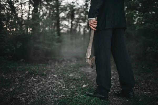 Mörder Mit Axt Nächtlichen Wald Serienwahnsinn Verbrechen Und Gewalt — Stockfoto