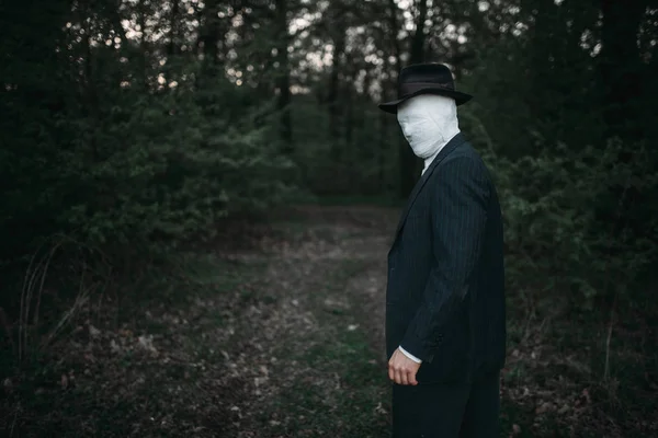 Yüzü sarılı bandaj, kanlı katil kavramı, çılgın katil, suç ve şiddet korku ile seri manyak