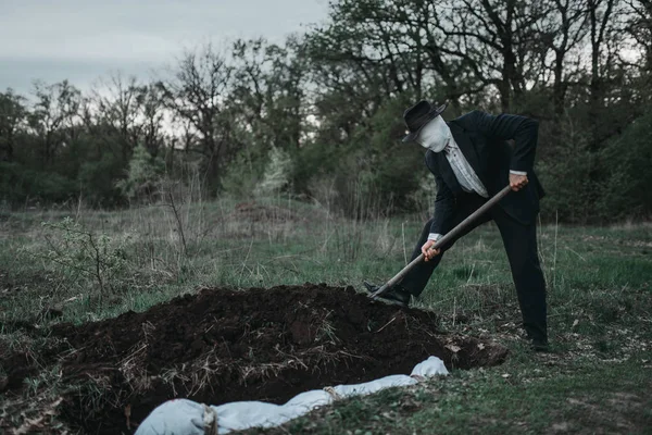 流血殺人はフォレスト キャンバス シリアルのマニアックなコンセプトに包まれた体の犠牲者の墓を掘り — ストック写真