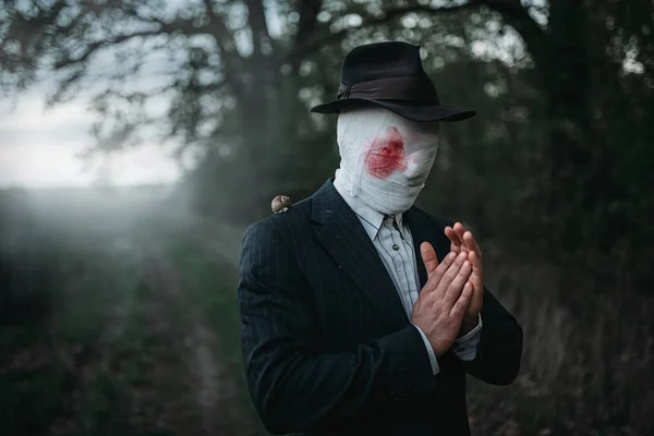 Maniaque Série Avec Hache Dans Forêt Visage Enveloppé Bandages Ensanglantés — Photo