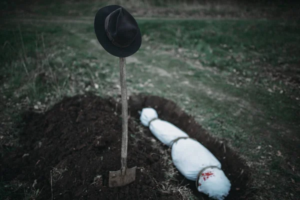 Tombe Avec Victime Maniaque Enveloppée Dans Une Toile Concept Meurtrier — Photo