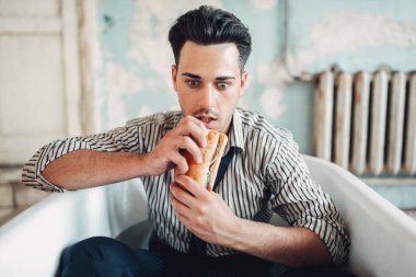 Endişeli işadamı iflas ölümünden önce intihar adam kavramı küvette Hamburger yiyor. Sorun iş, depresyon