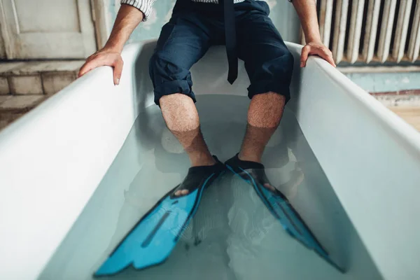 滑稽的商人坐在浴缸边缘的鳍上 商业财富概念 — 图库照片