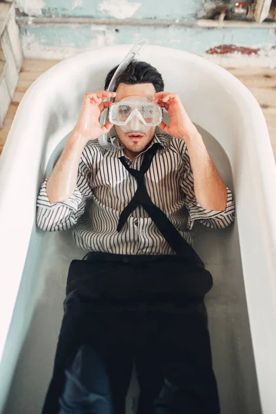 Homme Affaires Drôle Dans Masque Natation Réside Dans Baignoire Humour — Photo