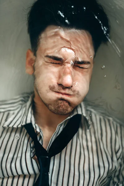Бизнесмен Банкрот Пытающийся Утопиться Ванне Человек Самоубийца Проблема Бизнесе Стресс — стоковое фото