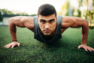Erkek atlet fitness egzersiz açık, şınav egzersiz yapmak. Sporcu uygun eğitim Parkı