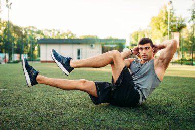 Erkek atlet açık fitness egzersiz üzerinde abs egzersizleri yapıyor. Güçlü sporcu spor eğitim Parkı