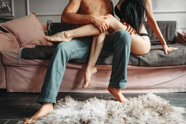 男性和女性的人拥抱在沙发上 诱人的色情 性爱场面 男人和女人的性关系 — 图库照片