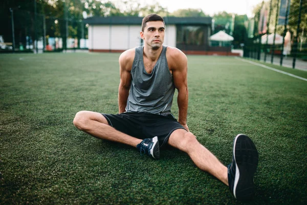 Atleta Masculino Exercício Fitness Livre Esportista Senta Grama Fazendo Exercício — Fotografia de Stock