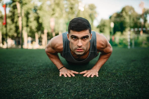 Homem Atlético Fazendo Exercício Push Uma Grama Treino Fitness Livre — Fotografia de Stock