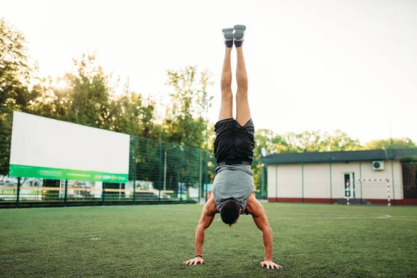 男性アスリートの手に逆さまに立って 屋外フィットネス トレーニング 公園で強いスポーツマン — ストック写真