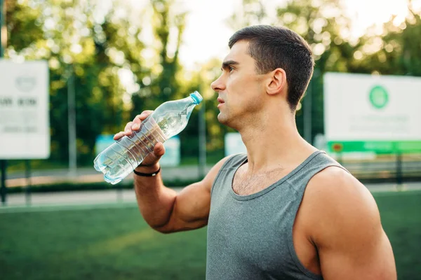 男运动员在户外健身锻炼后喝水 强运动员在公园体育训练 — 图库照片