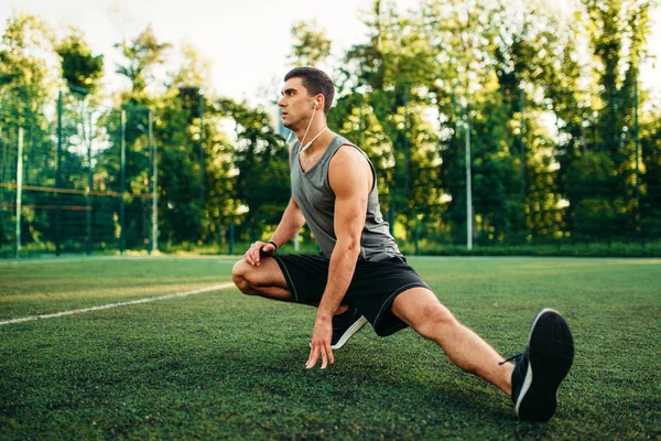 男子在运动衫做伸展运动的户外健身锻炼 在公园训练的强的运动员 — 图库照片
