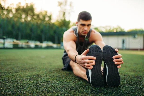 Atleta Masculino Entrenamiento Fitness Aire Libre Deportista Sienta Hierba Haciendo — Foto de Stock