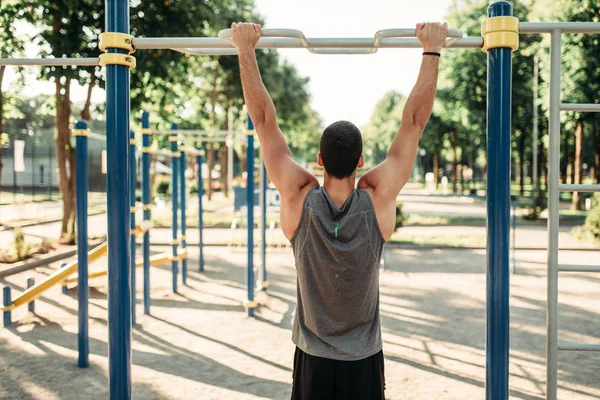 Athletischer Mann Beim Klimmzug Reck Beim Outdoor Fitnesstraining Starker Sportler — Stockfoto