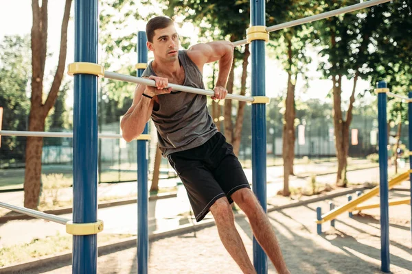 Athletischer Mann Bei Der Übung Reck Beim Outdoor Fitnesstraining Starker — Stockfoto