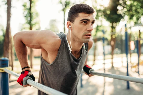 Männlicher Athlet Mit Kopfhörer Trainiert Parallelen Barren Outdoor Fitness Workout — Stockfoto