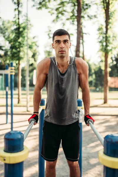 Männlicher Athlet Mit Kopfhörer Trainiert Parallelen Barren Outdoor Fitness Workout — Stockfoto
