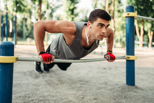 Sportos Férfi Csinál Push Gyakorlat Segítségével Vízszintes Bár Szabadtéri Fitness — Stock Fotó