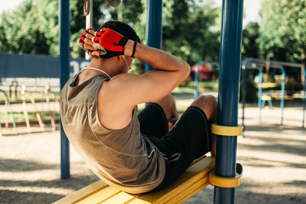 Mann Sportbekleidung Beim Bauchmuskeltraining Rückenansicht Outdoor Fitnesstraining Starker Sportler Beim — Stockfoto