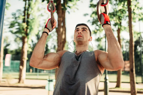 Sportlicher Mann Den Ringen Outdoor Fitnesstraining Muskelprotz Beim Sporttraining Sommerpark — Stockfoto