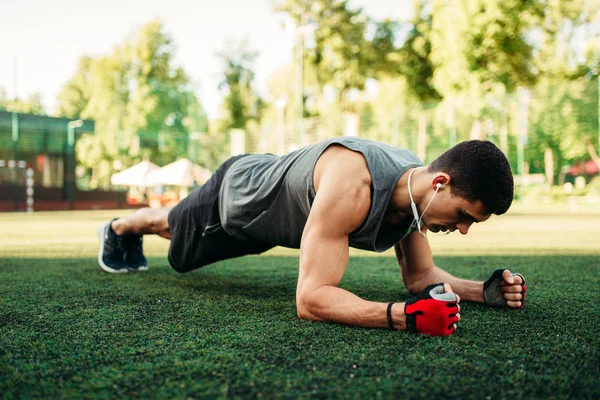 运动男子在草地上做俯卧撑运动 户外健身锻炼 健美运动员在夏季公园运动训练中的研究 — 图库照片