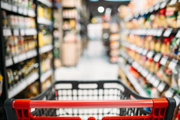 Carro Compras Entre Estantes Tienda Alimentos Nadie Filas Productos Supermercado —  Fotos de Stock