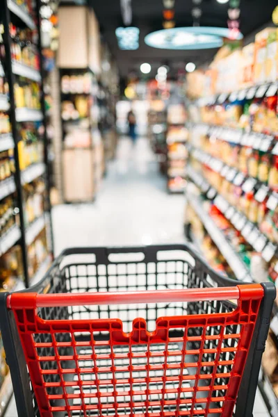 Carro Compras Entre Estantes Tienda Alimentos Nadie Filas Productos Supermercado —  Fotos de Stock