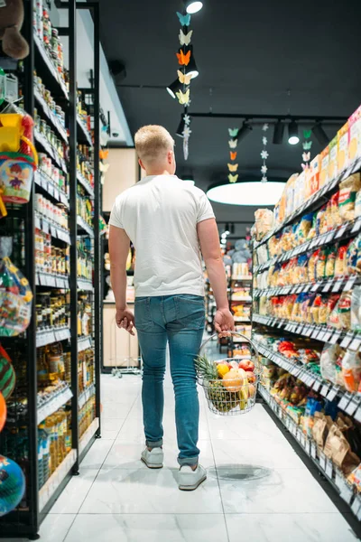 Mannelijke Klant Met Mandje Kiezen Van Voeding Supermarkt Winkelen Voedsel — Stockfoto