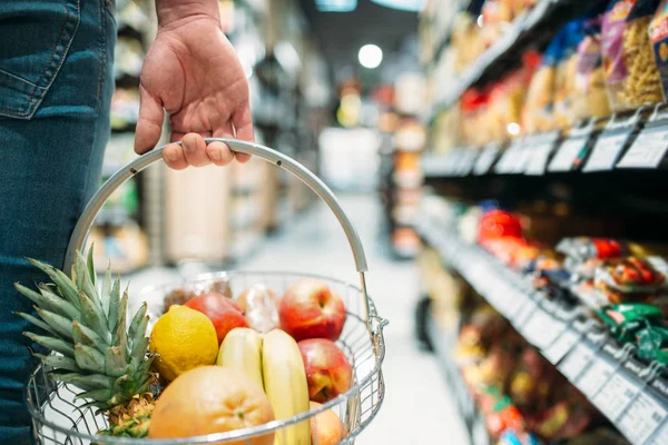 Mão Cliente Masculino Com Cesta Frutas Pessoas Escolhendo Comida Supermercado — Fotografia de Stock