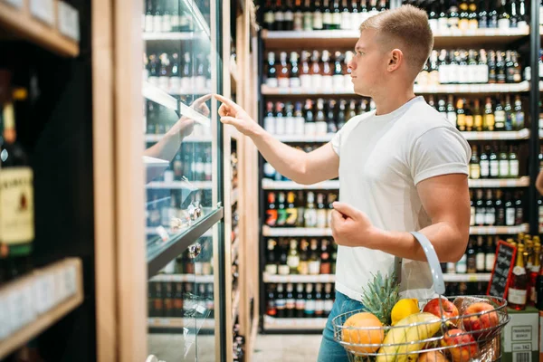 Мужской Клиент Корзиной Выбирает Пиво Супермаркете Покупки Продуктовом Магазине Алкоголь — стоковое фото