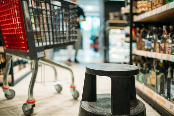 Carrello Della Spesa Tra Scaffali Con Bevande Alcoliche Nessuno Righe — Foto Stock