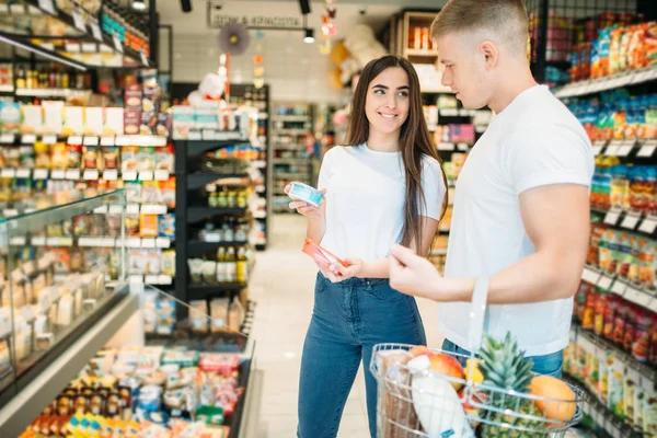 Jovem Casal Escolhendo Produtos Supermercado Clientes Loja Alimentos Família Mercearia — Fotografia de Stock