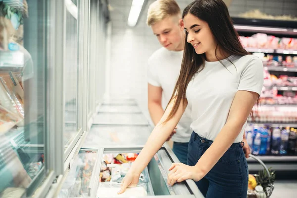 Pareja Joven Eligiendo Productos Congelados Supermercado Clientes Tienda Alimentos — Foto de Stock