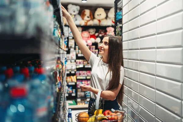 Mağaza Gıda Sepeti Ile Kadın Müşteri Bakkal Alıcı Pazarında Alışveriş — Stok fotoğraf