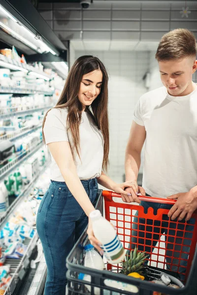 Mladý Pár Výběr Fermentované Mléčné Výrobky Trhu Zákazníkům Kteří Nakoupili — Stock fotografie