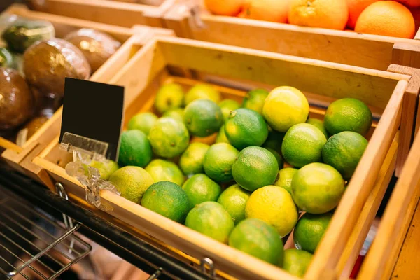 盒子里放着新鲜水果在食品店里 没有人 没有空的价格 市场产品分类 — 图库照片