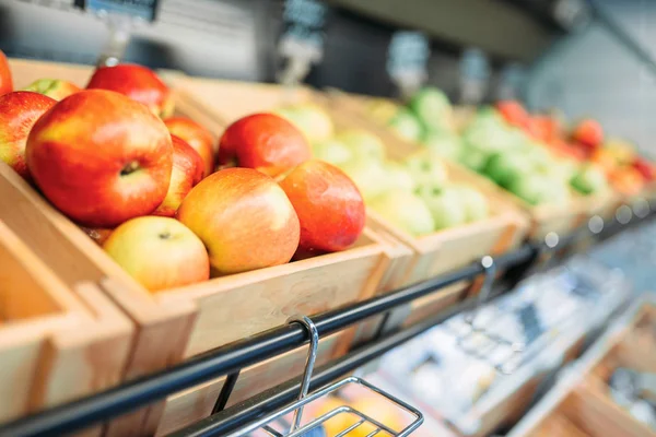 Boîte Avec Des Pommes Rouges Fraîches Sur Stand Dans Magasin — Photo