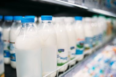 Satır süt şişe buzdolabında yiyecek saklamak, kimse. Süpermarkette süt üretim