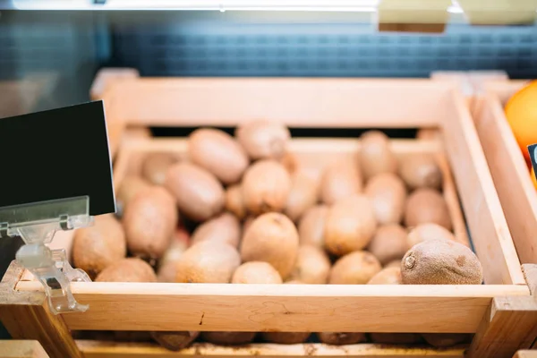 Box Čerstvé Kiwi Stojanu Obchod Potravinami Nikdo Prázdné Cenu Sortiment — Stock fotografie