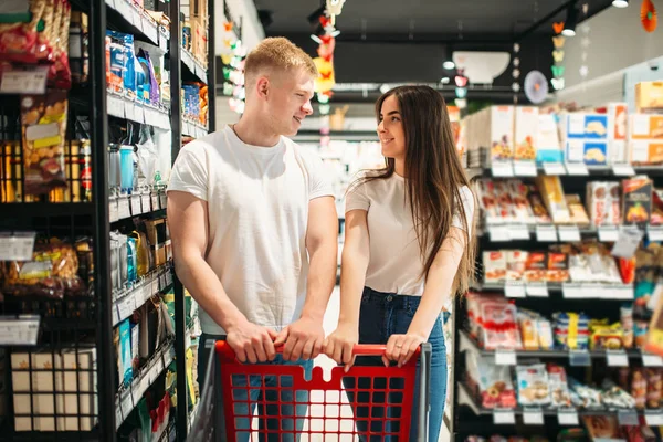 Pareja Joven Con Carro Mira Mercado Clientes Tienda Alimentos Compradores —  Fotos de Stock