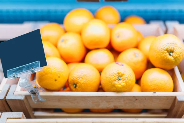 Schachtel Mit Frischen Orangen Stand Lebensmittelladen Niemand Leerer Preis Obstsortiment — Stockfoto