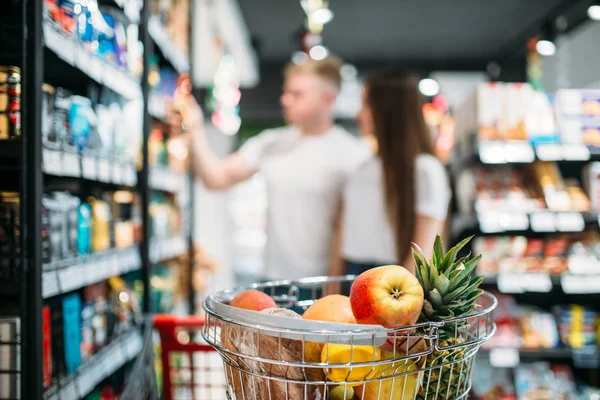 Carrinho Com Frutas Frescas Loja Alimentos Casal Olha Para Produtos — Fotografia de Stock