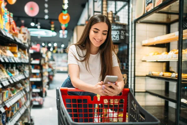 Cliente Femenino Con Cesta Frutas Utiliza Teléfono Móvil Supermercado Mujer — Foto de Stock