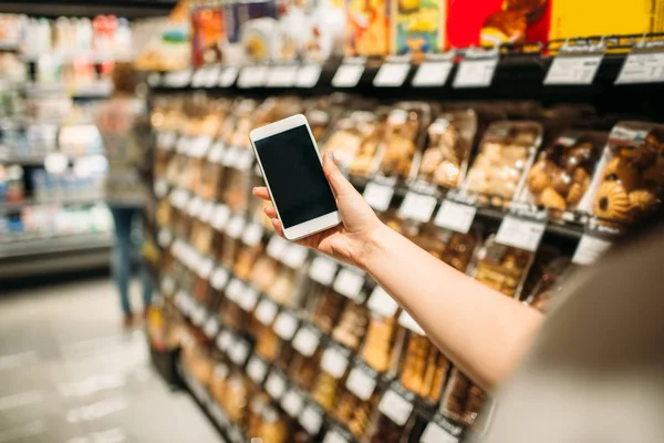 Mano Cliente Femenina Con Teléfono Móvil Tienda Alimentos Mujer Tienda — Foto de Stock