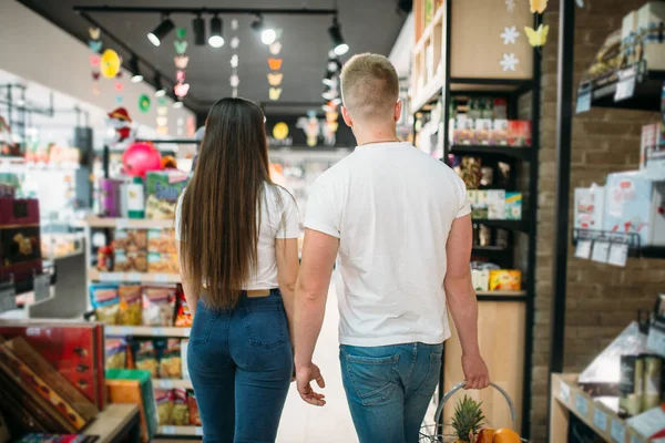 Pareja Joven Con Cesta Supermercado Alimentos Vista Trasera Clientes Comestibles —  Fotos de Stock