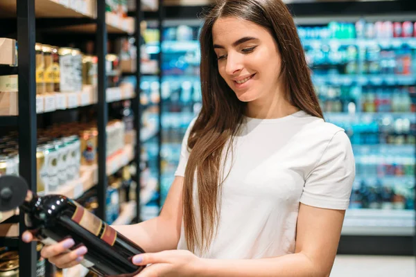 Mujer Eligiendo Vino Sección Alcohol Mercado Cliente Femenino Tienda Alimentos — Foto de Stock