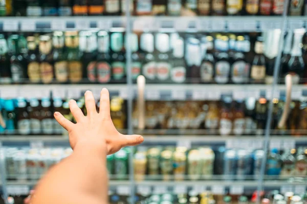 Mano Masculina Del Cliente Busca Productos Alcohólicos Supermercado Compras Tienda — Foto de Stock